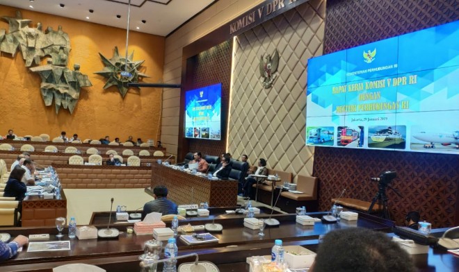 Komisi V dalam rapat dengan Ditjen Perhubungan udara, meminta pemerintah menunda bagasi berbayar tersebut dan mengkaji ulang. Foto : Ist