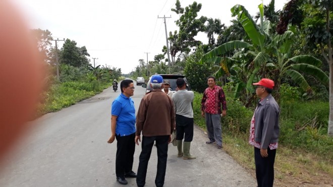 Bakri saat berkunjung ke pelabuhan Muara Sabak. Foto : Ist