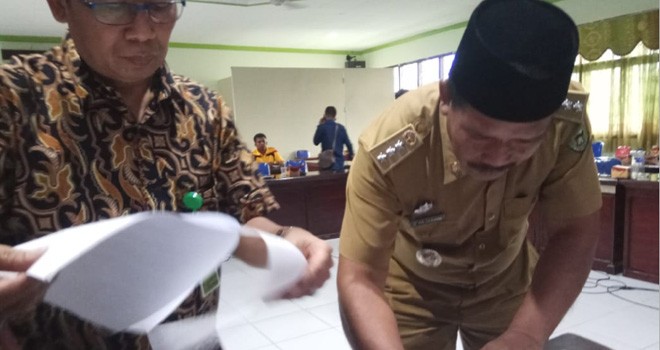 Penandatangan penghentian konflik antara warga Mandiangin dengan PT AAS. Foto : Hadinata / Jambiupdate
