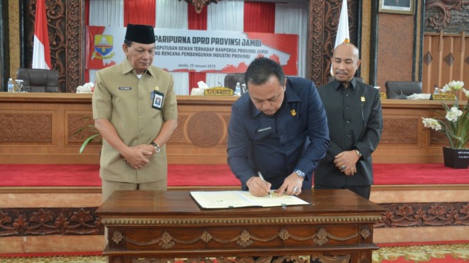 A.R Syahbandar, Ketua DPRD Cornelis Buston, Sekretaris Daerah (Sekda ) M. Dianto, saat Tandatangan.