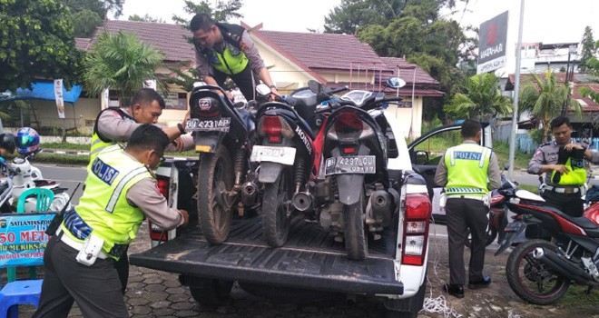 Anggota Satlantas Polresta Jambi saat melakukan razia di Jalan Diponegoro tepatnya di depan Sekolah Sariputra Jambi, Kota Jambi, Rabu (30/1). Foto : Ist For Jambiupdate