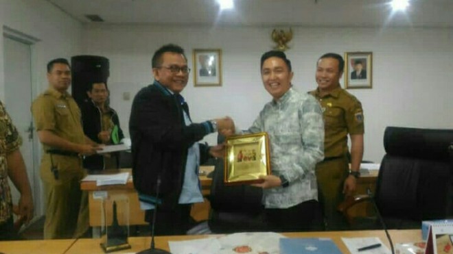 Ketua DPRD Fikar Azami, saat Menyerahkan cenderamata. 