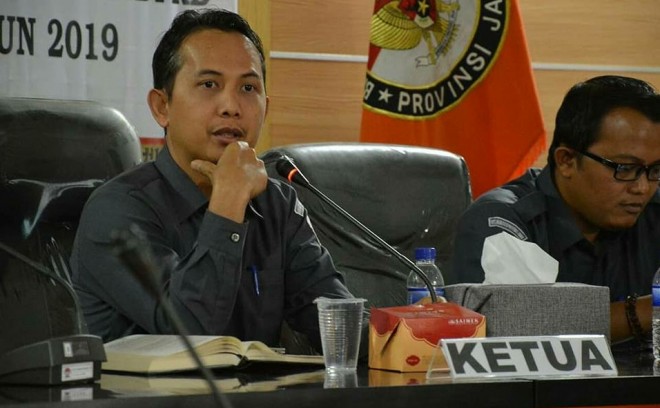 Ketua Bawaslu Provinsi Jambi, Asnawi memimpin rapat internal. Diduga lakukan pelanggaran, KPU Merangin akan jalani sidang di Bawaslu Provinsi Jambi. Foto : Faizarman / Jambiupdate