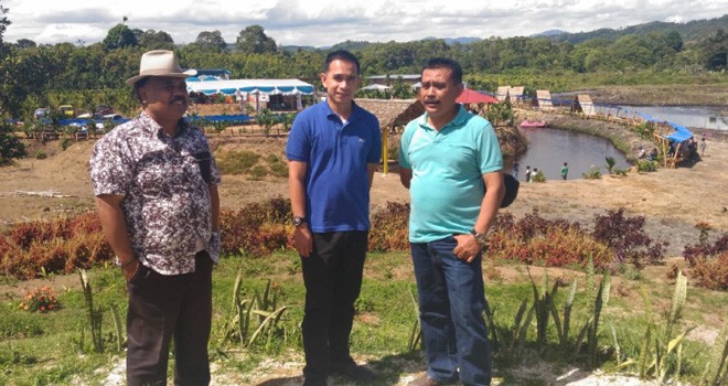 Staf khusus pimpinan DPR RI, Dipo Nurhadi Ilham di dampingi tokoh masyarakat ketika berkunjung ke Desa Lempur Hilir. Foto : Ist