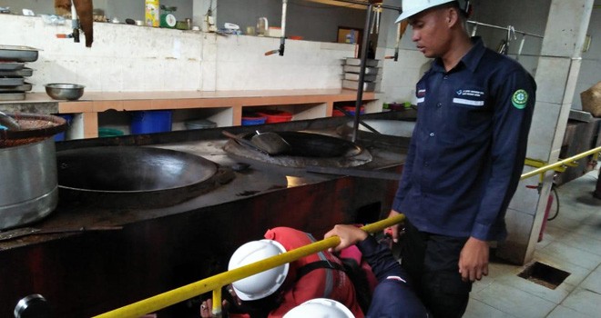 Petugas sedang melakukan pengecekan city gas disalahs atu rumah makan di Kota Jambi. Foto : Ist