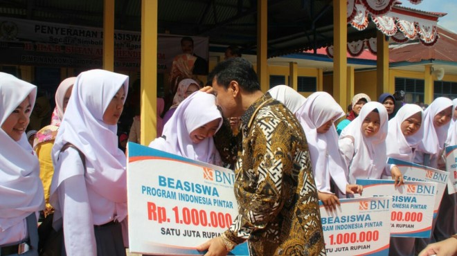 Sutan Adil Hendra, saat  Menyerahkan Beasiswa. 