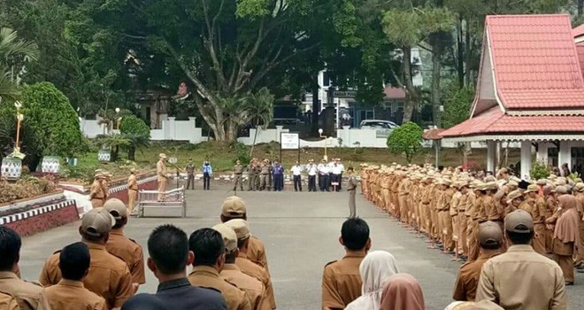 ASN Kerinci saat mengikuti apel pagi di halaman Kantor Bupati. Foto : Gusnadi / Jambiupdate