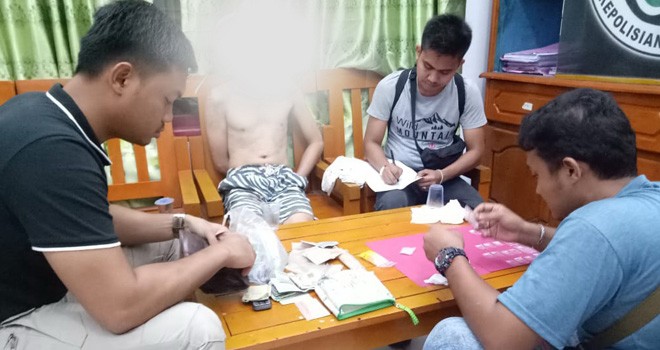 Tersangka berinisial AF dan sejumlah barang bukti sabu siap edar saat diamankan di Mapolres Tebo, Rabu (30/1) lalu. Foto : Munasdi / Jambiupdate