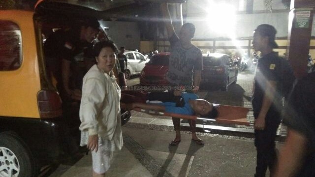 KEJANG: Izul remaja yang mencoba bunuh diri dengan menelan sabun sempat berontak ketika dievakuasi ke UGD RSUD Ulin Banjarmasin. (Maulana/Radar Banjarmasin/Jawa Pos Group)