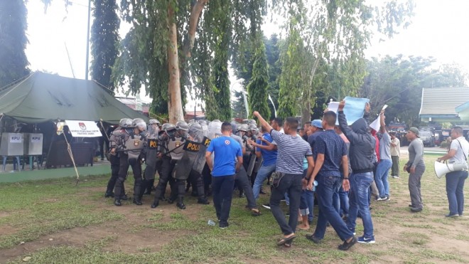 Unjuk rasa dilakukan ratusan orang di Kantor KPU Provinsi Jambi, Jumat (1/2) pagi.