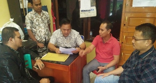 Kabag Hukum dan Advokat Pemkab Sarolangun membuat laporan resmi terhadap akun facebook Rahman di Polres Sarolangun, Jumat (1/2). Foto : Hadinata / Jambiupdate