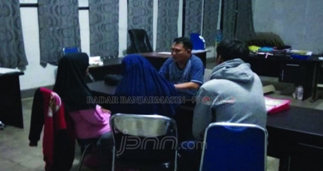 Dua pasangan yang dipergok satpol PP. Foto : JPNN