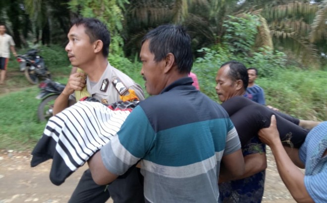 Petugas dan Warga saat mengevakuasi korban tenggelam. Foto : Wiwin / Jambiupdate