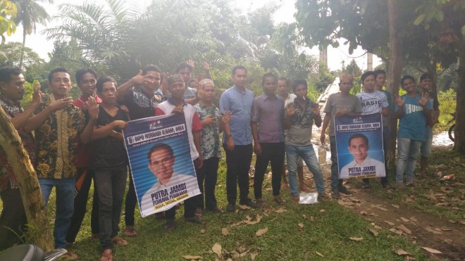 Calon anggota DPR RI, Dipo Nurhadi Ilham bersama masyarakat Desa Tanjung, Kecamatan Margo Tabir, Merangin. Foto : Ist