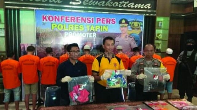 CABUL: Kapolres Tapin AKBP Bagus Sesono beserta anggota memperlihatkan barang bukti hasil dari kasus pencabulan. (dok. Radar Banjarmasin/Jawa Pos Group)
