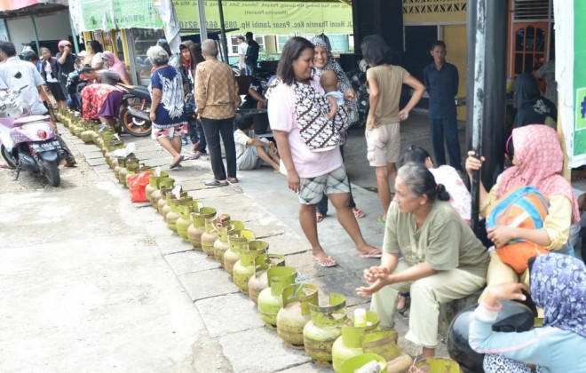 Warga mengantri untuk mendapatkan gas elpiji 3 kg. Dengan adanya kartu pelanggaran, maka diharapkan tidak terjadi antrian lagi. Foto : Dok Jambiupdate