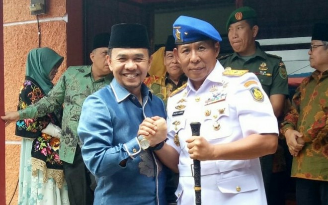 Bupati Kerinci saat salam Komando dengan Jendral Nazali Lemp. Foto : Gusnadi / Jambiupdate