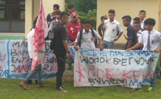 Puluhan Siswa SMK 2 Kerinci Demo, Tuntut Kepsek Diberhentikan. Foto : Gusnadi / Jambiupdate