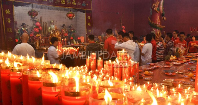Warga keturunan Tionghoa saat melakukan sembahyang di Vihara Sakyakirti pada perayaan Imlek 2570 tahun 2019 (5/2) kemarin. Foto : M Ridwan / Jambi Ekspres