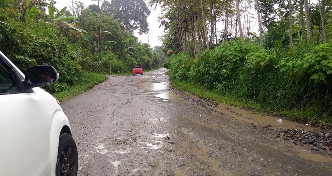 Terlihat jalan provinsi di Desa Jujun, Kerinci yang rusak parah dan belum mendapat perhatian dari pemerintah. Foto : Ist