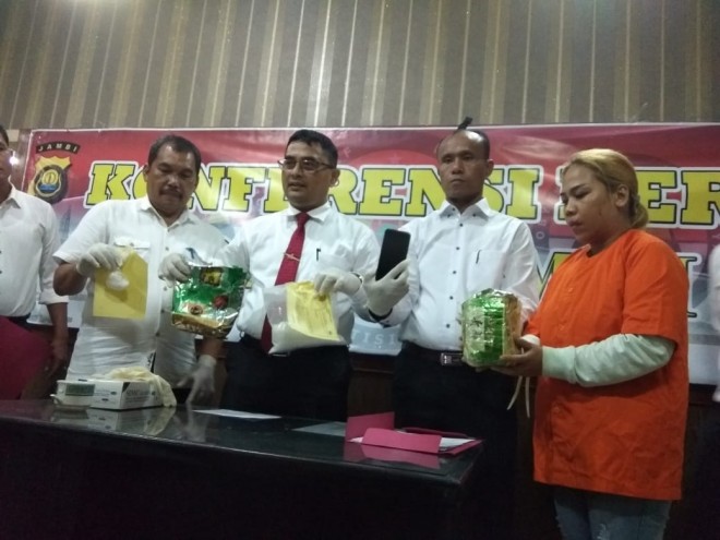 Dirresnarkoba Polda Jambi, Kombes Pol Eka Wahyudianta saat melakukan ekspos penangkapan Ana Herlina (memakai baju tahanan,red) di Mapolda Jambi, Senin (4/1). Foto : Ist