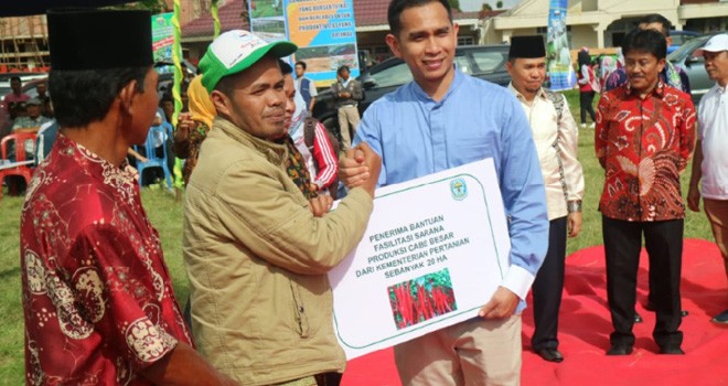 Staf khusus pimpinan DPR RI, Dipo Nurhadi Ilham menyarahkan bantuan sarana produksi cabe besar kepada petani Kabupaten Kerinci. Foto : Ist