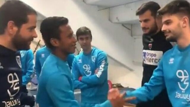 Osvaldo Haay saat disambut dengan hangat oleh para pemain CD Numancia (Twitter CD Numancia)