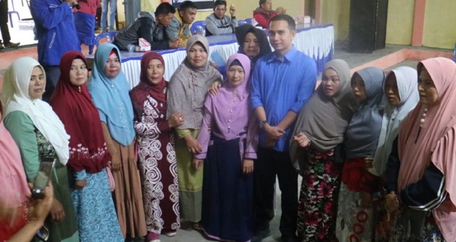 Sejumlah emak-emak tidak ingin ketinggalan mengebadikan kedatangan silaturahmi mereka dengan Dipo Nurhadi Ilham. Foto : Ist