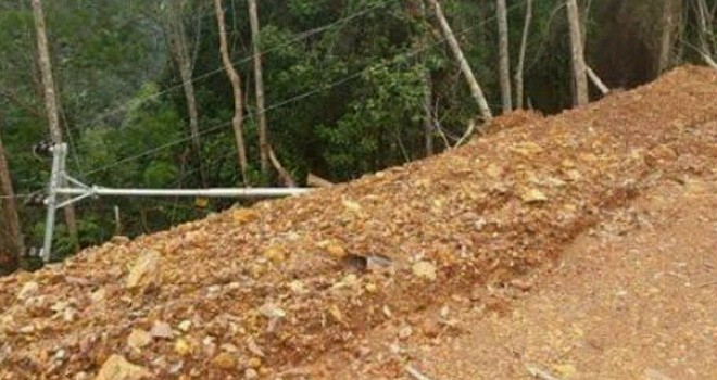 Kondisi tiang listrik menuju Batangasai banyak yang roboh dan patah. Foto : Hadinata / Jambiupdate