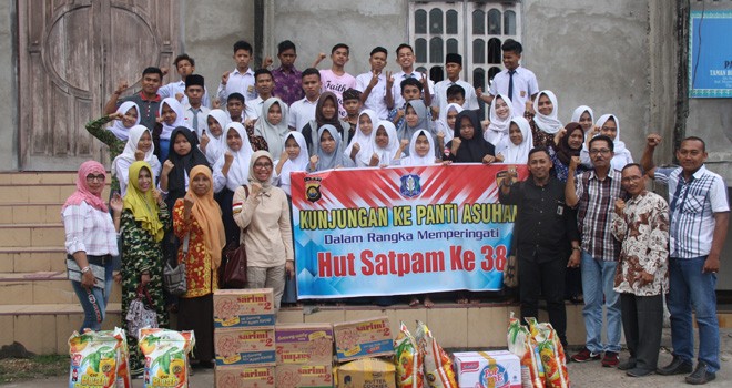 Foto bersama setelah penyerahan bantuan untuk Panti Asuhan Taman Bina Insani. Foto : Ist For Jambiupdate