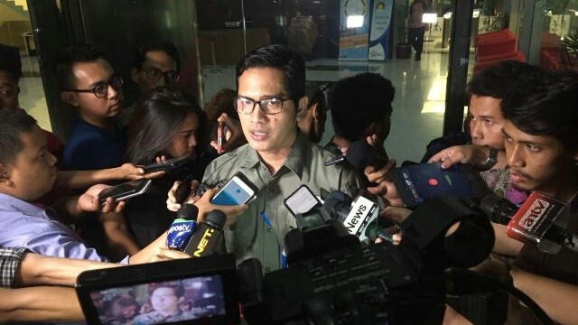 Juru bicara KPK Febri Diansyah saat diwawancarai awak media (Intan Piliang/JawaPos.com)