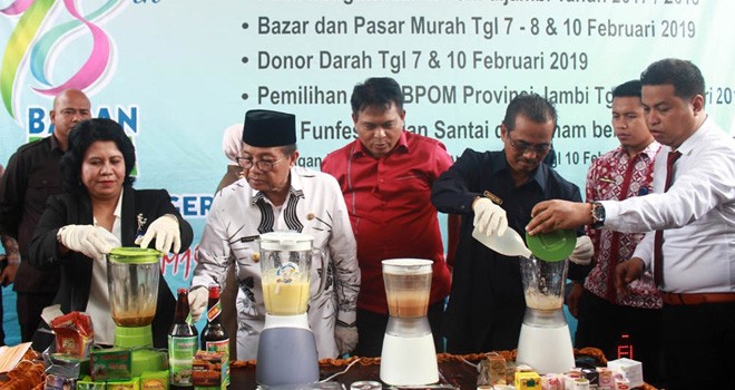 Plt Gubernur Jambi bersama Kepala BPOM Provinsi Jambi memusnahkan obat dan makanan ilegal temuan BPOM Jambi sepanjang 2018. Foto : Ist For Jambiupdate