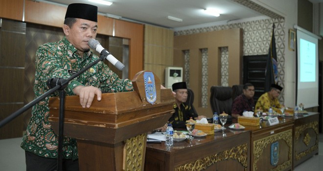 Bupati Merangin, AL Haris saat rapat optimalisasi pengumpulan zakat infaq dan sedekah dilingkup Aparatur Sipil Negara (ASN) Kabupaten Merangin di Ruang Pola Bupati Merangin, Kamis (7/2). Foto : Wiwin / Jambiupdate