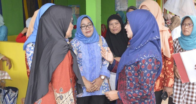 Ketua Gabungan Organisasi Wanita (GOW) Kota Jambi yang juga Wakil Ketua TP PKK Kota Jambi Dr. dr. Hj. Nadiyah, Sp.OG tangani langsung pemeriksaan Tes IVA. Foto : Ist For Jambiupdate