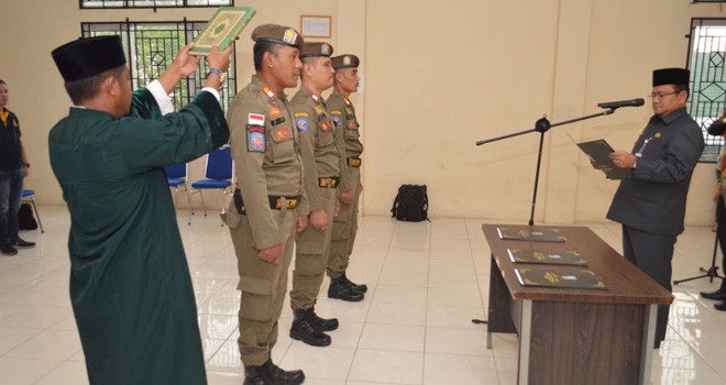 Wakil Walikota Jambi Maulana melantik tiga pejabat fungsional Satpol PP Kota Jambi, di aula kantor Satpol PP, Jumat (8/2). Foto : Ist For Jambiupdate