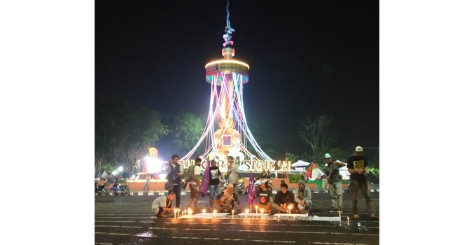 Anggota AJI Kota Jambi saat menggelar aksi di Bundaran Tugu Keris, Kota Jambi, Jumat (8/2) malam. Foto : Ist