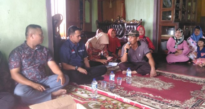 Staf khusus pimpinan DPR RI, Dipo Nurhadi Ilham mendengarkan curhatan warga ketika berkunjung ke wilayah Batin Batanghari. Foto : Ist For Jambiupdate