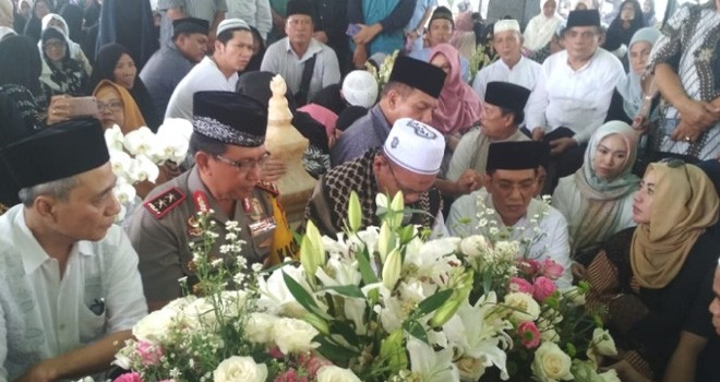 Jenazah Hj Hasanah dimakamkan di pemakaman keluarga kawasan Sukorejo, Kelurahan Thehok, Kota Jambi. Almarhumah dimakamkan berdampingan dengan makam suaminya, Nurdin Hamzah. Foto : Ist