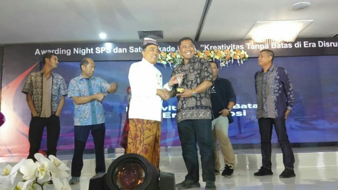 CEO Jambi Ekspres Group Sarkawi saat menerima penghargaan dari Ketua SPS Pusat HM Alwi Hamu. F/PIRMASATRIA/JU