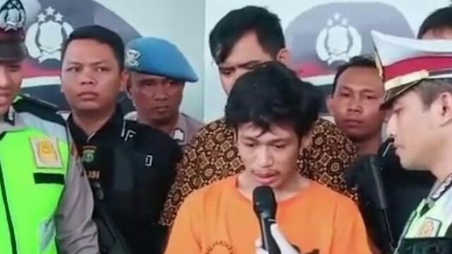 Adi Saputra termehek-mehek saat ditangkap oleh jajaran Satuan Resor Kriminal Polres Tangerang Selatan. (Istimewa)