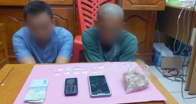 Tersangka dan barang bukti narkoba jenis sabu saat diamankan di Mapolres Tebo. Foto : Ist