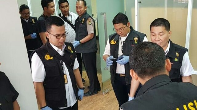 Tim satgas antimafia bola saat menggeledah kantor PSSI (Istimewa)