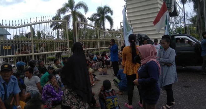 Ratusan Massa SAD Geruduk Kantor Bupati Batanghari. Reza / Jambiupdate