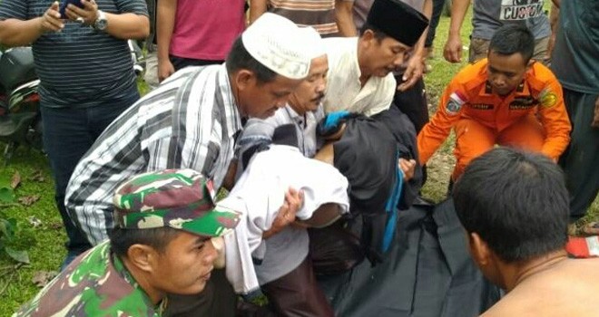 Korban Rizki saat dievakuasi petugas gabungan dan warga di Sungai Tembesi yang berada di Kelurahan Sukasari, Kecamatan Sarolangun, Kabupaten Sarolangun, Senin (11/2). Foto : Hadinata / Jambiupdate