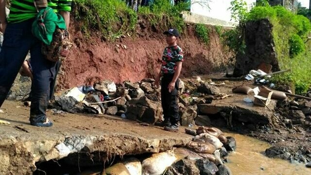 Tanggul yang jebol sepanjang 12 meter dengan tinggi 3 meter (Dok. Kementerian PUPR)