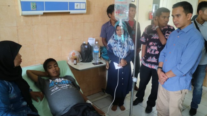 Calon DPR RI, Dipo Nurhadi Ilham mengunjungi salah satu pasien di RSUD Nurdin Hamzah Tanjabtim. Foto : Ist