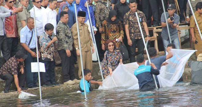 Menteri Kelautan dan Perikanan, Susi Pudjiastuti saat mengankat Jaring di Danau Kerinci. Foto : Gusnadi / Jambiupdate