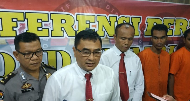 Direktur Reserse Narkoba Polda Jambi, Kombes Pol Eka Wahyudianta saat mengekpose penangkapan 3 tersangka di Mapolda Jambi, Senin (11/2).
