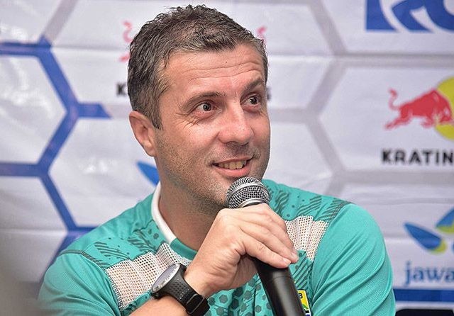 Miljan Radovic menyebut Persib lebih baik dari Arema. (persib.co.id)