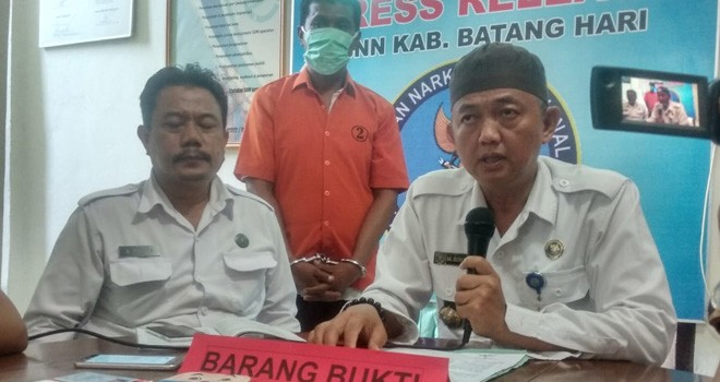 Kepala BNNK Batanghari, Kompol M Zuhairi saat mengekspose tersangka Lukman Hakim dan barang bukti di kantornya, Selasa (12/6). Foto : Reza / Jambiupdate